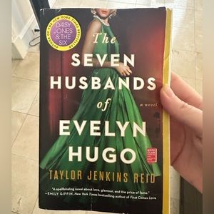 Seven husbands of Evelyn Hugo book